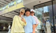 胡可一家四口逛街，沙溢瘦身年轻似白展堂，14岁安吉高大帅气