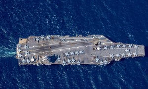 中国速度令全球窒息！双线开造10万吨巨舰，海外基地焦虑症爆发