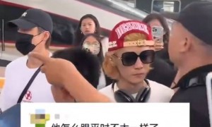 鹿晗现身上海被偶遇！身材消瘦模样大变成了“纸片人”