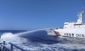 中方船停中业岛附近，菲方吓得够呛，生怕中方把坐滩的招数学了去
