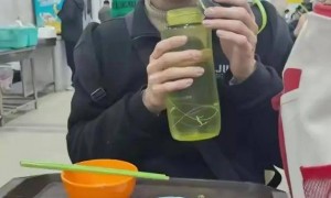 伯父透露韦东奕年薪60万，每月开销不到300元，不像教授的样子