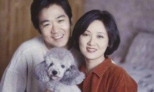 张国立和家人现身澳大利亚，67岁邓婕打扮像贵妇，夫妻俩状态超好