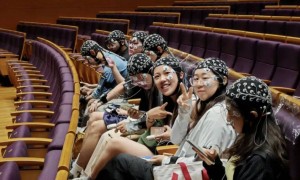 “这是什么神秘高科技？”多人戴“奇异头套”看演出，清华大学回应